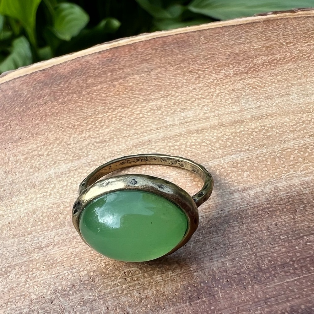 Hammered Gold Tone and Green Stone Jade Style Ring Size 7